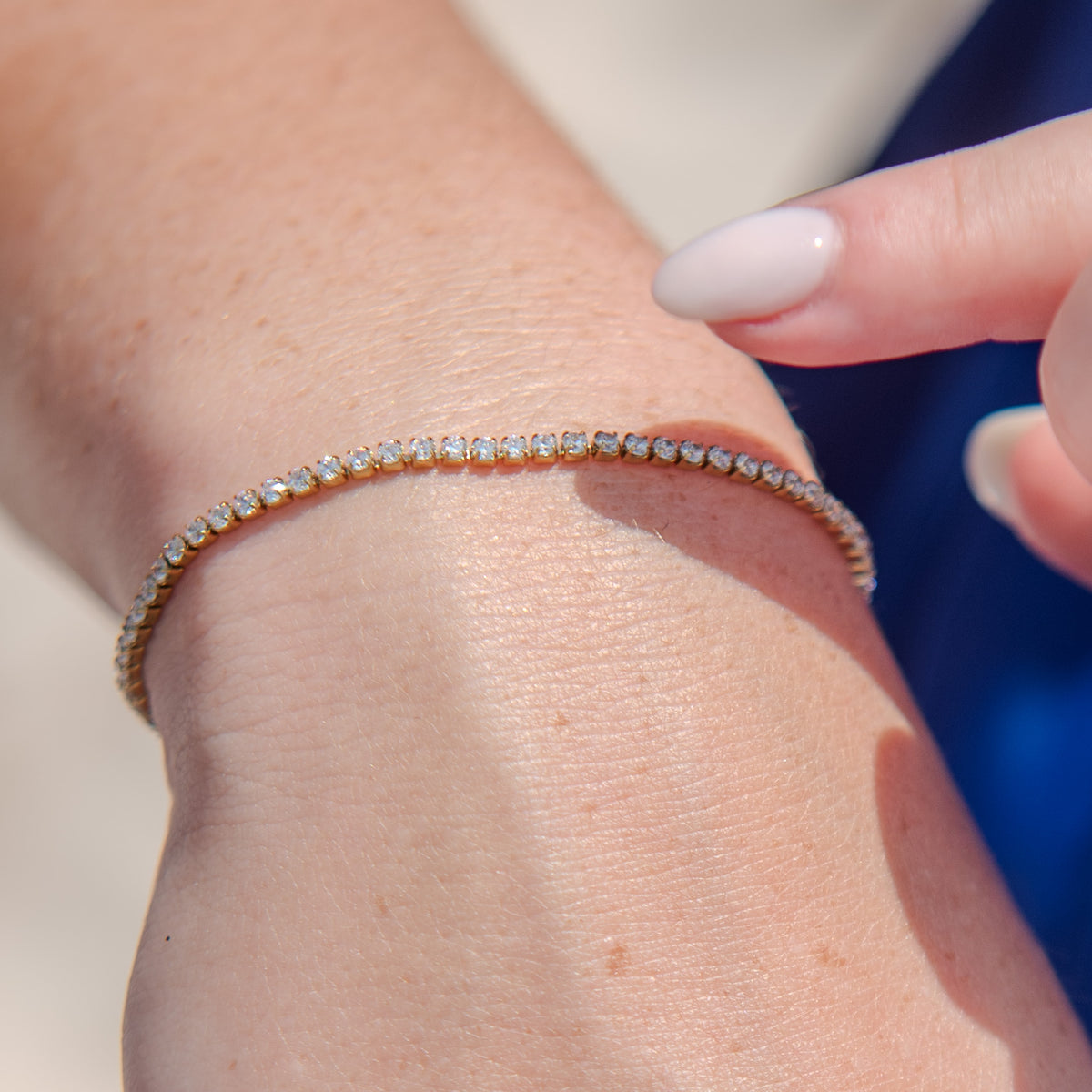 Bracelet Maddy or porté – bracelet Velyra Paris