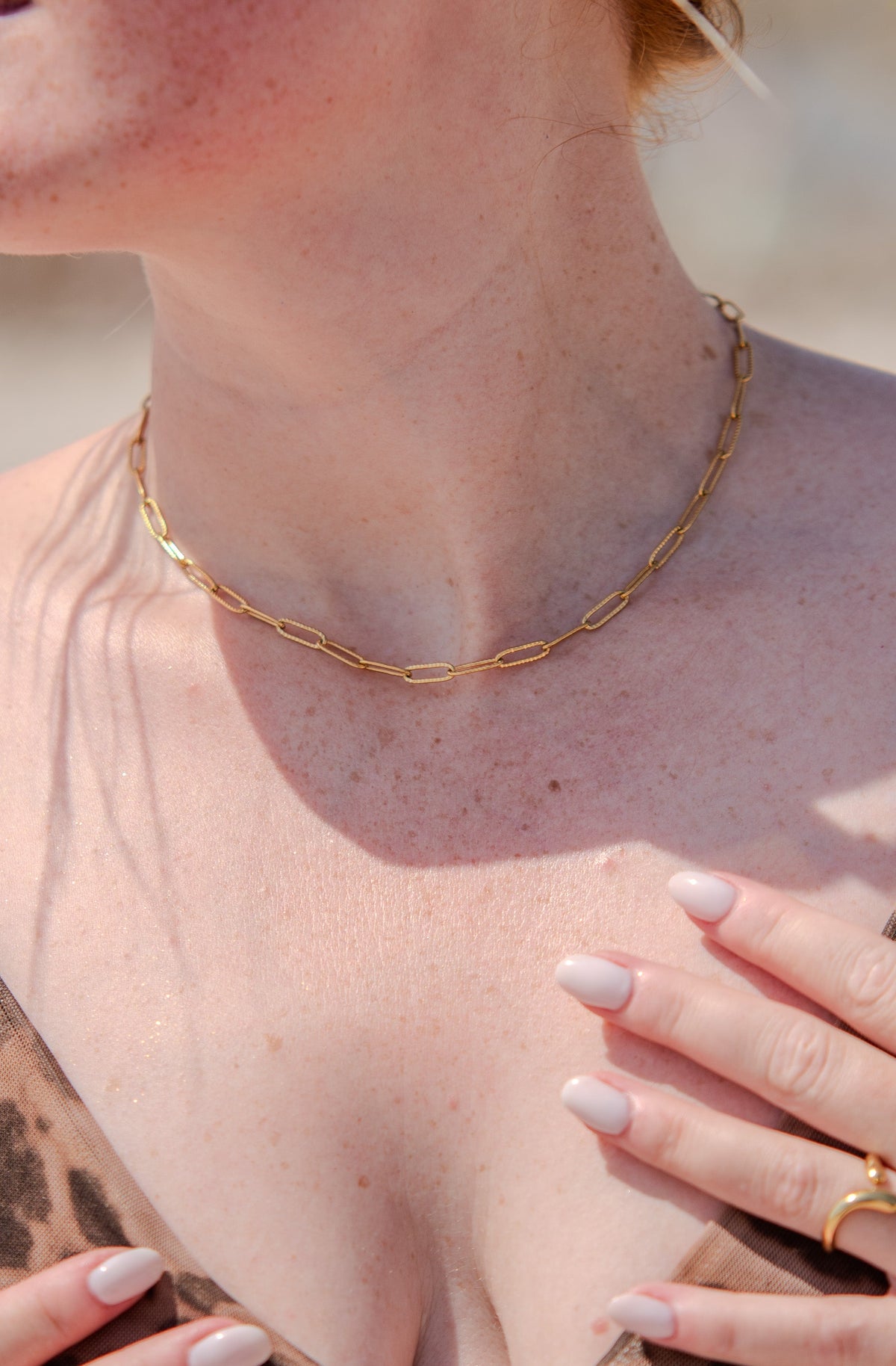 Collier Adèle porté – collier Velyra Paris